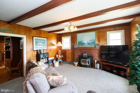 Living - 525 Academy St, Hurlock, MD 21643 photo 2 of 4