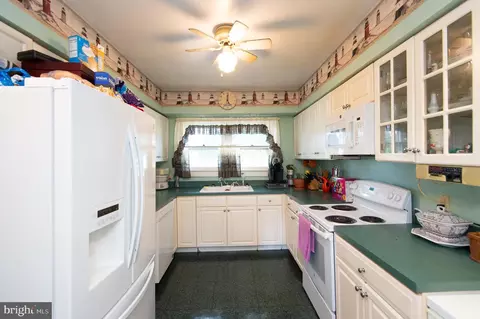 Kitchen - 525 Academy St, Hurlock, MD 21643 photo 2 of 4