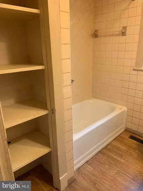 Bath - 402 Oakley St, Cambridge, MD 21613 photo 1 of 1