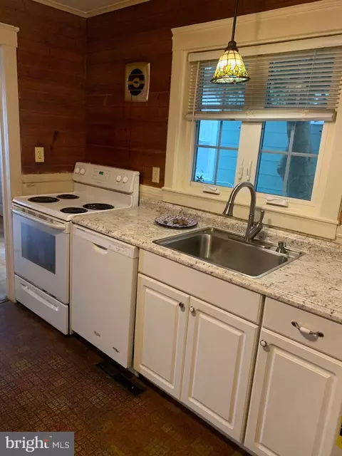 Kitchen - 402 Oakley St, Cambridge, MD 21613 photo 1 of 1