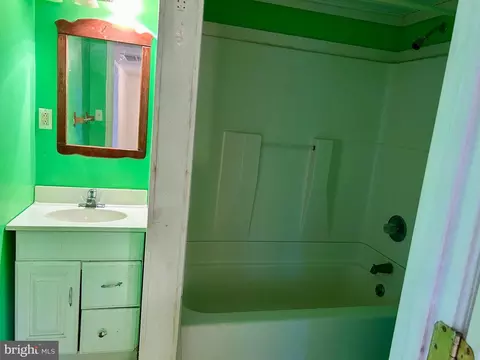 Bath - 311 E Appleby Ave, Cambridge, MD 21613 photo 6 of 6