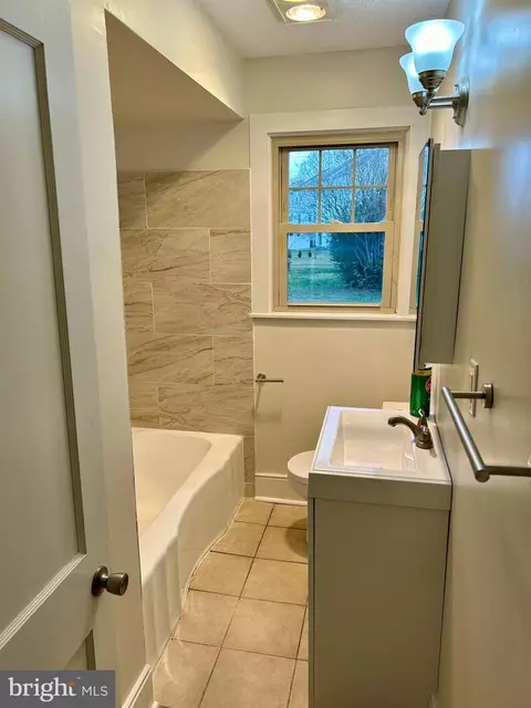 Bath - 311 E Appleby Ave, Cambridge, MD 21613 photo 1 of 6