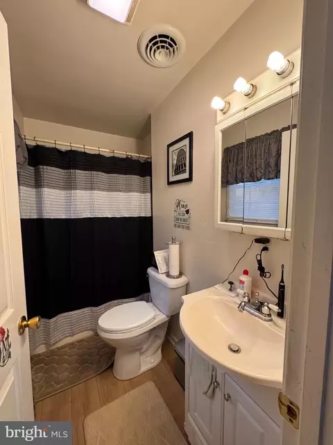 Bath - 606 Edgewood Ave, Cambridge, MD 21613 photo 1 of 2