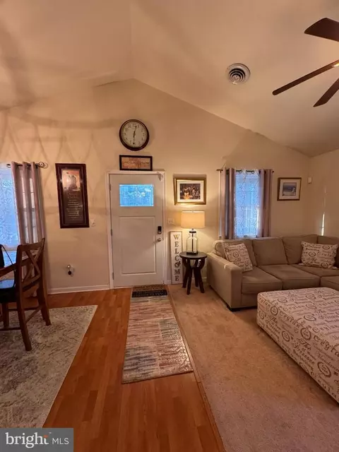 Entry Way - 606 Edgewood Ave, Cambridge, MD 21613 photo 1 of 3