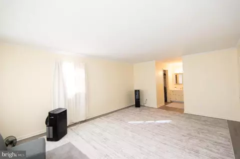 Living - 807 Bayly Rd, Cambridge, MD 21613 photo 2 of 4