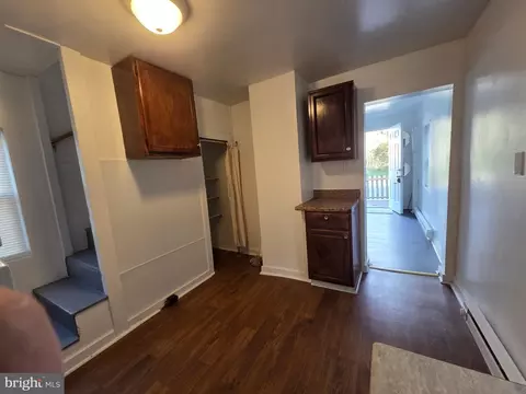 Entry Way - 909 Pine St, Cambridge, MD 21613 photo 3 of 5