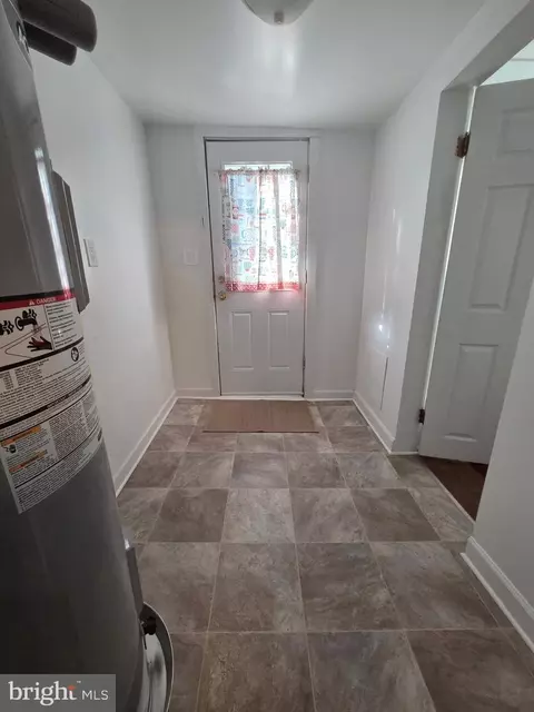 Entry Way - 909 Pine St, Cambridge, MD 21613 photo 1 of 5