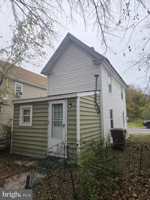 Exterior - 909 Pine St, Cambridge, MD 21613 photo 2 of 3
