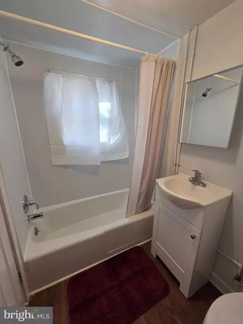 Bath - 909 Pine St, Cambridge, MD 21613 photo 2 of 2
