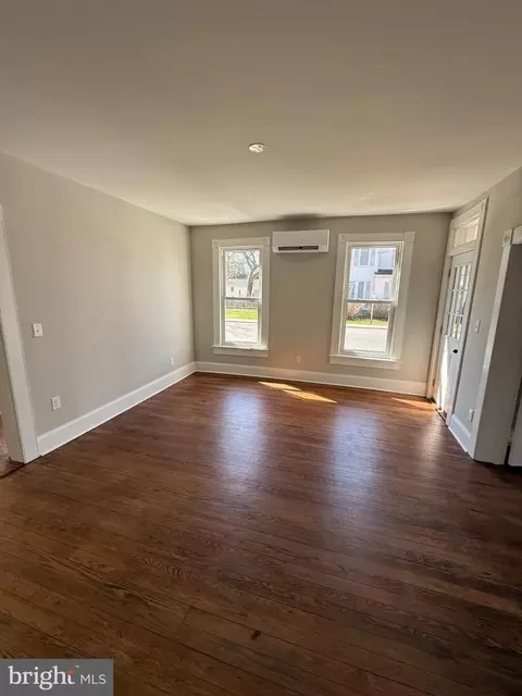 Living - 10 W End Ave, Cambridge, MD 21613 photo 2 of 4