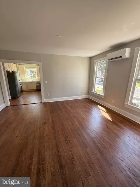 Living - 10 W End Ave, Cambridge, MD 21613 photo 3 of 4