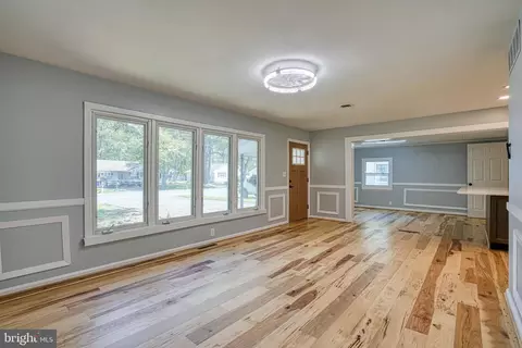 Living - 10 Bay View Ave, Cambridge, MD 21613 photo 3 of 4