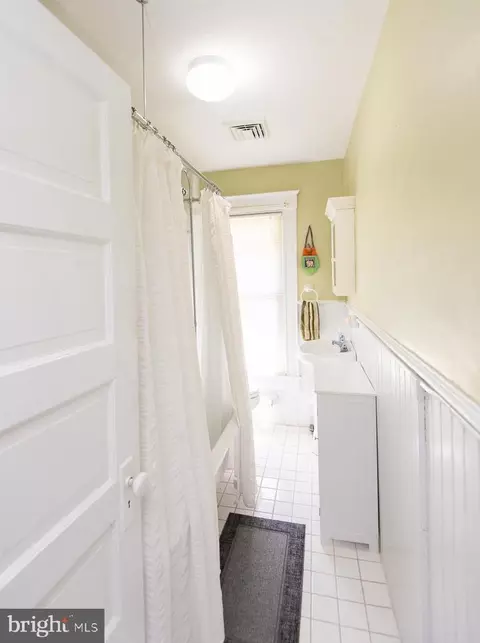Bath - 116 Glenburn Ave, Cambridge, MD 21613 photo 2 of 4