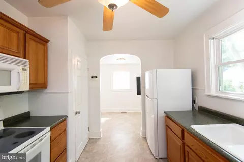 Entry Way - 305 N Main St, Hurlock, MD 21643 photo 4 of 12