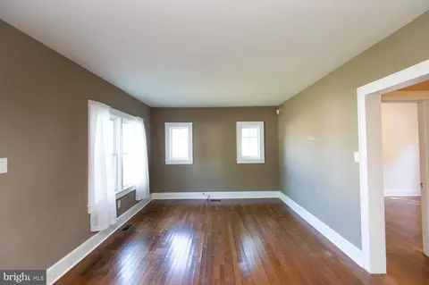 Living - 305 N Main St, Hurlock, MD 21643 photo 2 of 7