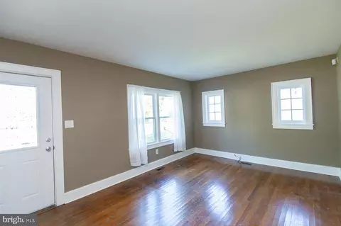 Living - 305 N Main St, Hurlock, MD 21643 photo 3 of 7