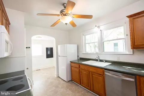 Entry Way - 305 N Main St, Hurlock, MD 21643 photo 3 of 12
