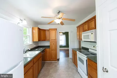 Entry Way - 305 N Main St, Hurlock, MD 21643 photo 1 of 12