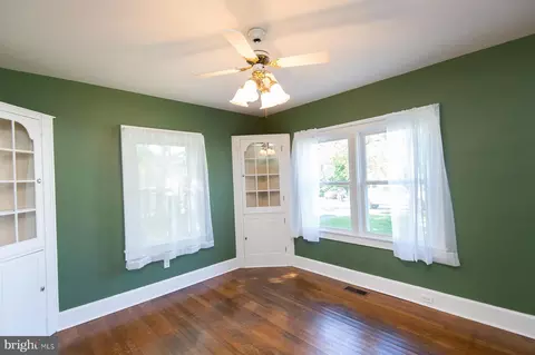 Living - 305 N Main St, Hurlock, MD 21643 photo 1 of 7