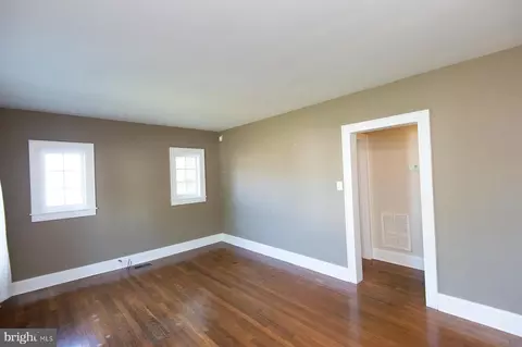 Living - 305 N Main St, Hurlock, MD 21643 photo 4 of 7
