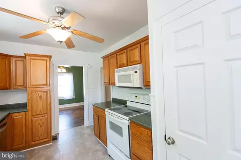 Entry Way - 305 N Main St, Hurlock, MD 21643 photo 2 of 12