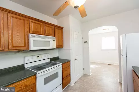 Entry Way - 305 N Main St, Hurlock, MD 21643 photo 5 of 12