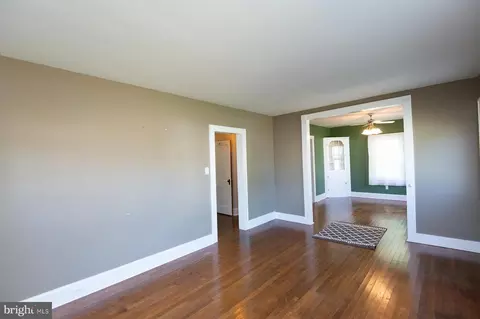 Living - 305 N Main St, Hurlock, MD 21643 photo 5 of 7