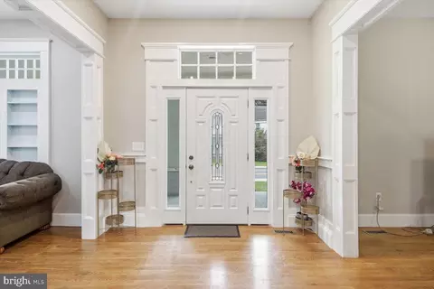 Entry Way - 307 S Main St, Hurlock, MD 21643 photo 2 of 12