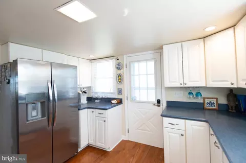 Kitchen - 5558 Bowen Rd, Cambridge, MD 21613 photo 4 of 5