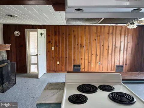 Living - 3240 Robbins Rd, Crapo, MD 21626 photo 2 of 3