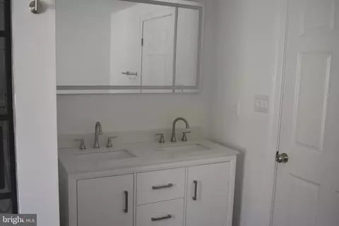 Bath - 207 Willis St, Cambridge, MD 21613 photo 1 of 2