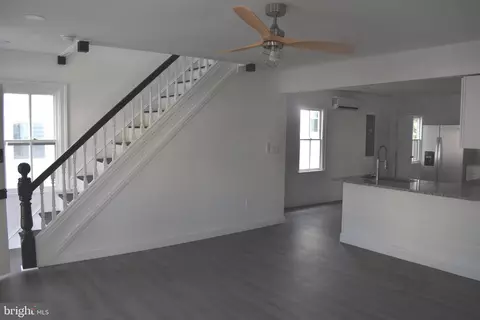 Living - 207 Willis St, Cambridge, MD 21613 photo 2 of 2
