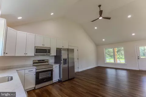 Entry Way - 121 Willow Dr, Hurlock, MD 21643 photo 2 of 12