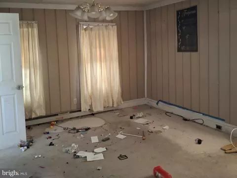 Living - 614 Douglas St, Cambridge, MD 21613 photo 2 of 2