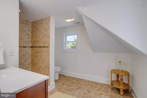Bath - 201 Wrights Ave, Hurlock, MD 21643 photo 4 of 10