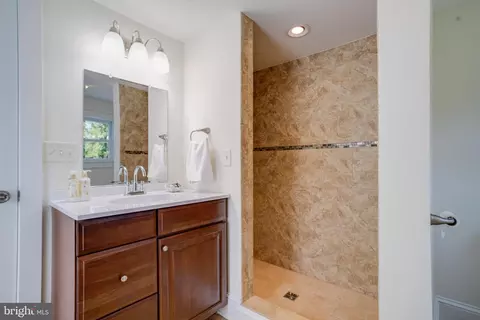 Bath - 201 Wrights Ave, Hurlock, MD 21643 photo 5 of 10