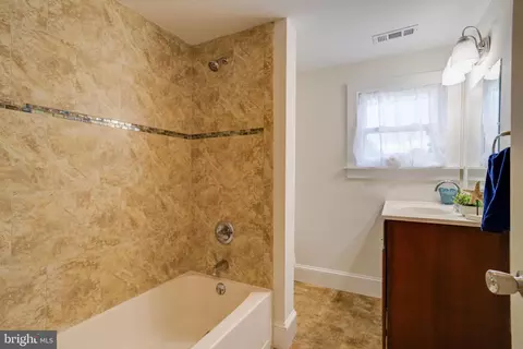 Bath - 201 Wrights Ave, Hurlock, MD 21643 photo 7 of 10