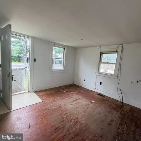 Living - 1007 Roslyn Ave, Cambridge, MD 21613 photo 1 of 2