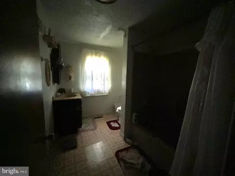 Entry Way - 409 Delaware Ave, Hurlock, MD 21643 photo 1 of 2