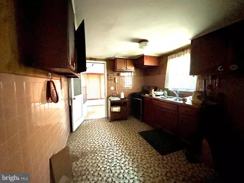 Entry Way - 409 Delaware Ave, Hurlock, MD 21643 photo 2 of 2