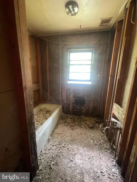 Bath - 104 Linthicum Dr, Cambridge, MD 21613 photo 1 of 1