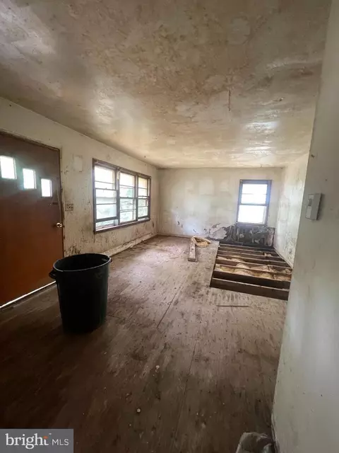 Entry Way - 104 Linthicum Dr, Cambridge, MD 21613 photo 3 of 5
