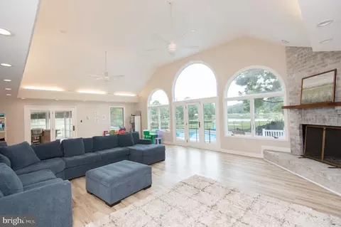 Living - 1001 Wagner Point Rd, Cambridge, MD 21613 photo 4 of 5