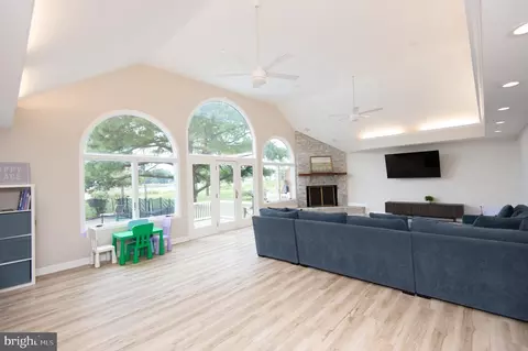 Living - 1001 Wagner Point Rd, Cambridge, MD 21613 photo 3 of 5