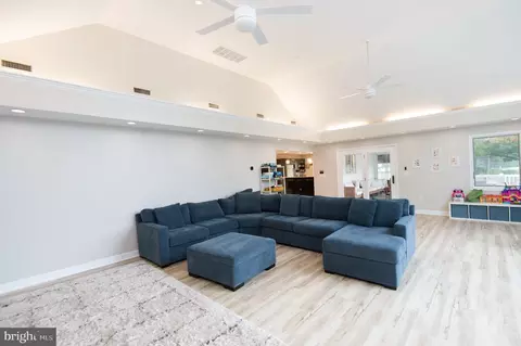 Living - 1001 Wagner Point Rd, Cambridge, MD 21613 photo 5 of 5