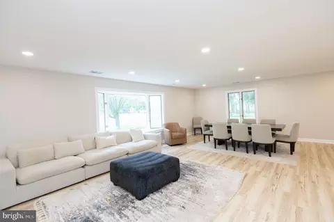 Living - 1001 Wagner Point Rd, Cambridge, MD 21613 photo 2 of 5