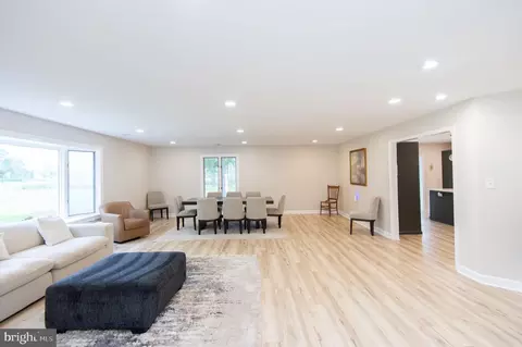 Living - 1001 Wagner Point Rd, Cambridge, MD 21613 photo 1 of 5