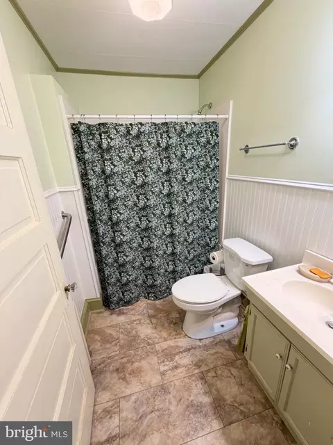 Bath - 207 Killarney Rd, Cambridge, MD 21613 photo 1 of 2