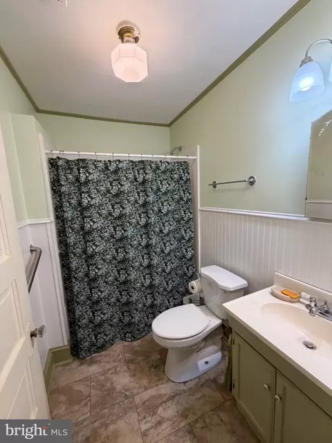 Bath - 207 Killarney Rd, Cambridge, MD 21613 photo 2 of 2