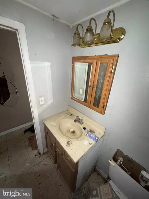 Bath - 526 Pine St, Cambridge, MD 21613 photo 2 of 3